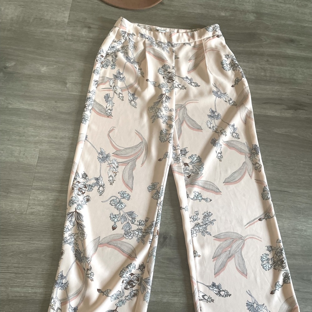 Beautiful pleated Barr II floral printed wide leg pants! Size 2.